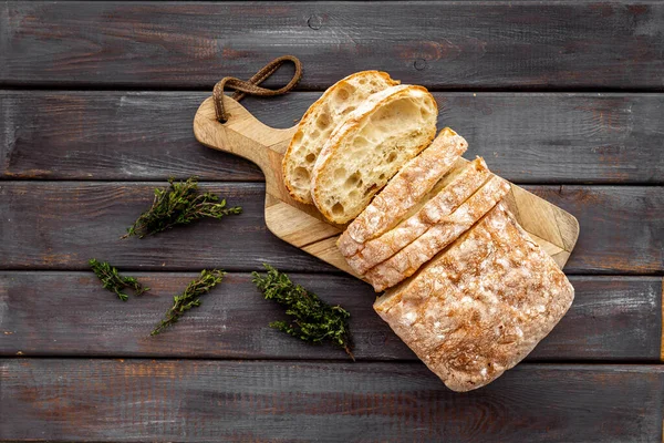 Krájený chleba ciabatta s rozmarýnem. Pozadí snídaně — Stock fotografie