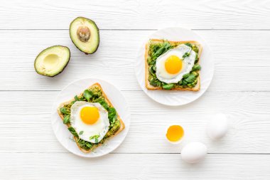 Avokado yumurtalı Sadwich ve kızarmış ekmeğin üzerinde ıspanak.