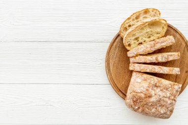 Kesme tahtasında taze kesilmiş ekmek dilimi, üst görünüm