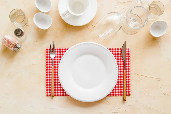 Essgeschirr-Set - Tischdekoration für das Abendessen mit Teller auf Serviette — Stockfoto