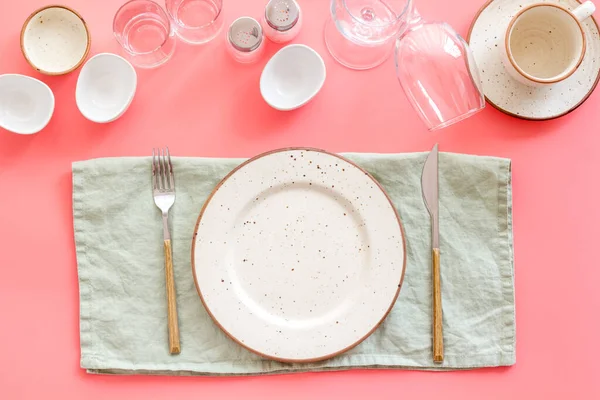 Çanak çömlek seti - Tabaklar ve bardaklarla akşam yemeği için sofra — Stok fotoğraf