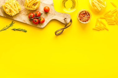 Domatesli makarna malzemesi ve zeytinyağı baharatı.