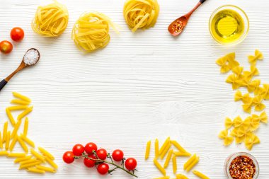 İtalyan makarnası pişirmek için malzemeli fettuccine.