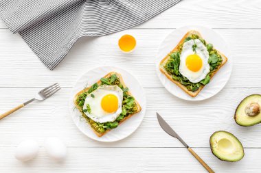 Avokado ve sahanda yumurtalı tost. Sağlıklı kahvaltı.