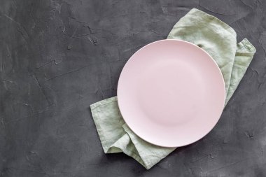 Akşam yemeği için boş tabağı peçeteye koy. Genel Görünüm