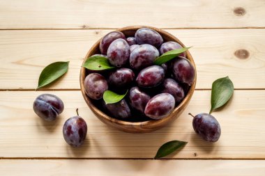 Kasede mor erikler. Erik hasadı üst görünümü