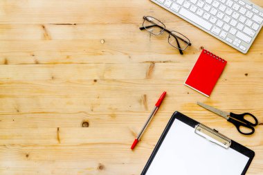 Bilgisayar klavyeli ofis masası. Üst görünüm