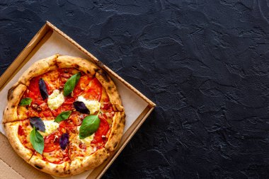 Domatesli, peynirli, fesleğenli İtalyan pizzası.