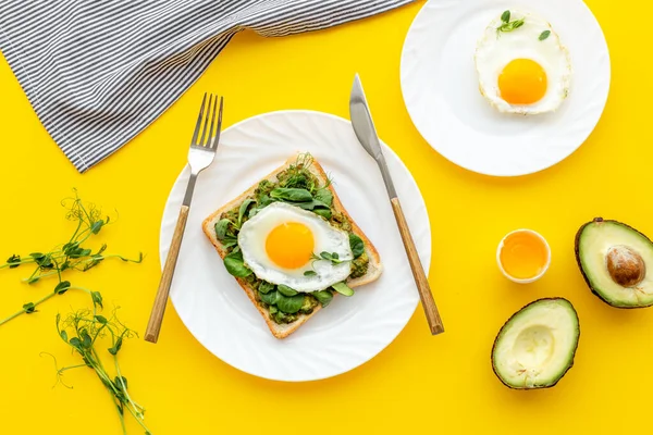Avokado ıspanak kremalı ve yumurtalı sandviç. Üst görünüm