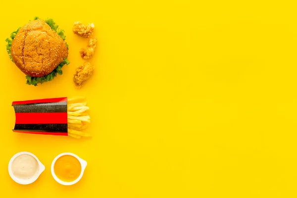 Flaches fettes Fast Food - Burger Chicken Nuggets und Pommes — Stockfoto