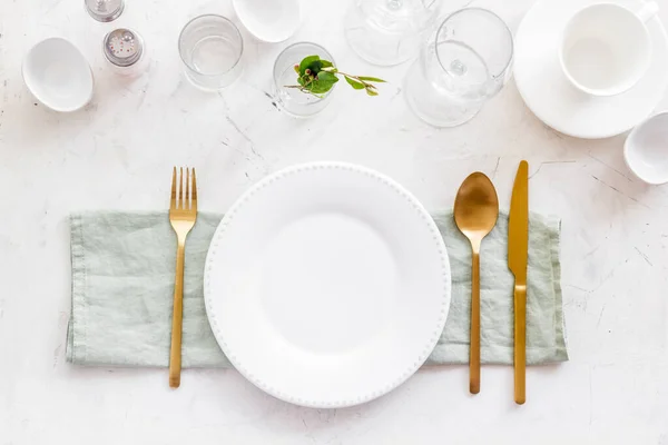 Essgeschirr-Set - Tischdekoration für das Abendessen mit Teller auf Serviette — Stockfoto