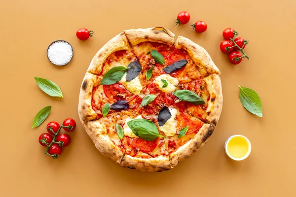 Pizza margherita pişirmek için malzemeler, üst manzara.