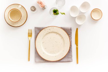 Yukarıdan manzaralı yemek takımı - çatal bıçak ve peçeteli tabak