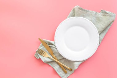 Masa ayarlama görünümü - çatal bıçak takımı ve peçeteli tabak