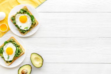 Yumurtalı tost, avokado kremalı ve ıspanaklı. Üst görünüm