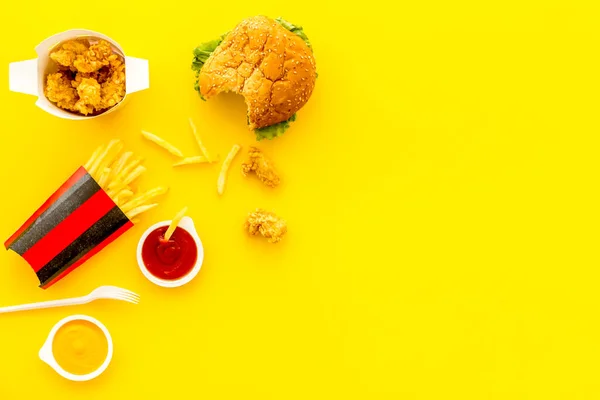 Fastfood-Set mit Hamburgern und Pommes. Ansicht von oben — Stockfoto