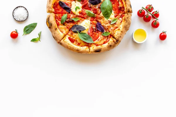 Продукты питания для приготовления пиццы - томатный сыр и базилик — стоковое фото