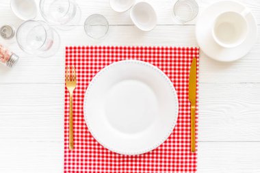 Sofra takımı ve peçeteyle hazırlanmış. Üst görünüm