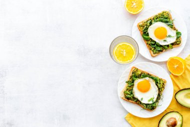 Avokado yumurtalı Sadwich ve kızarmış ekmeğin üzerinde ıspanak.