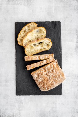 Taze destekli boncuk ciabatta kesiliyor, üst görünüm