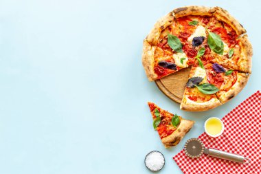 Domates peynirli ve fesleğenli pizza dilimleri.