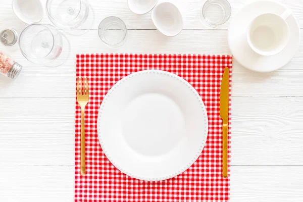 Set di piatti da pranzo con posate e tovagliolo. Vista dall'alto — Foto Stock