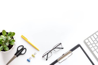 Ofis masası bilgisayar klavyesi ve not defteri ile modellenir