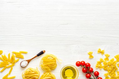 İtalyan makarnası pişirmek için gerekli malzemelerle birlikte fetuccine.