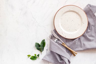 Sofra takımı ve peçeteyle hazırlanmış. Üst görünüm