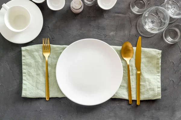 Set di utensili da pranzo - apparecchiare la tavola per la cena con piatto su tovagliolo — Foto Stock