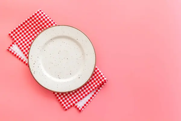 Tischdekoration von oben. Leerer Teller auf Serviette - Geschirr zum Abendessen — Stockfoto