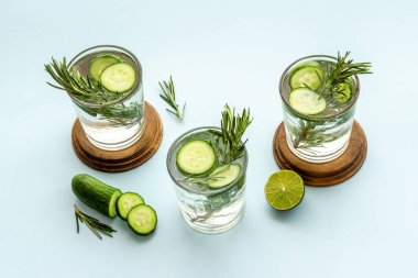 Taze soğuk içecek, salatalık limonu ve bardakta bitkiler.