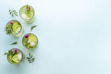 Yaz otları ve limonlu taze soğuk içecek.