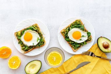 Yumurtalı tost, avokado kremalı ve ıspanaklı. Üst görünüm