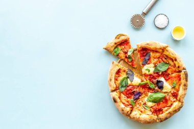 Yağlı İtalyan pizzalı margherita, en iyi manzara.