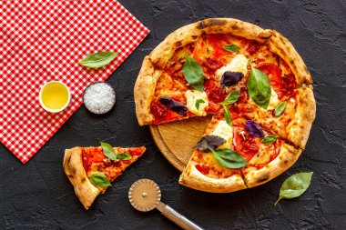 Domates peynirli ve fesleğenli İtalyan pizzası.