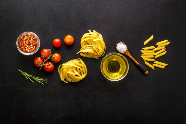 Fettuccine met ingrediënten voor het koken van Italiaanse pasta — Stockfoto