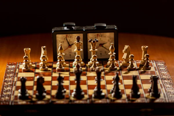 Schackbräde och schackpjäser under spelets gång — Stockfoto
