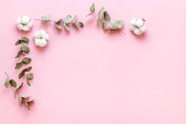 Okaliptüs yaprakları ve pamuk çiçekleriyle süslenmiş ağaç dalları