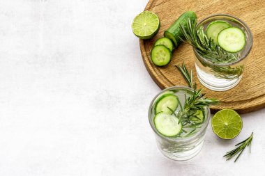 Taze soğuk içecek, salatalık limonu ve bardakta bitkiler.