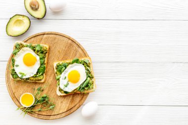 Avokado ıspanak kremalı ve yumurtalı sandviç. Üst görünüm