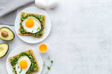 Avokado ve sahanda yumurtalı tost. Sağlıklı kahvaltı.