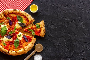 Peynirli, domates soslu ve fesleğenli lezzetli pizza.
