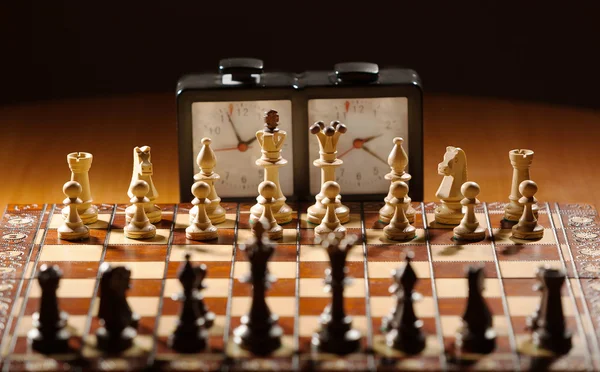 Schackbräde, klocka och figurer — Stockfoto