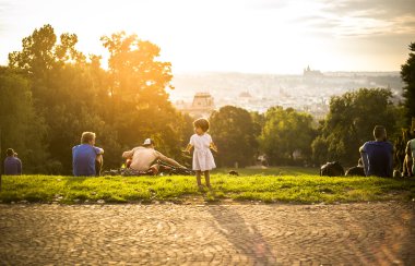 Yeşil çimenlerin üzerinde Prag, Ağustos 2015 oynarken küçük kız