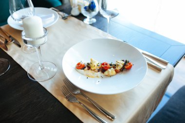 Restoranda masaya yiyecek