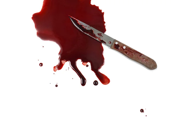 Нож в луже крови — стоковое фото