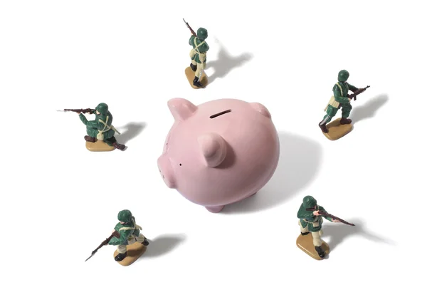 Homens do exército de brinquedo protegendo um banco porquinho — Fotografia de Stock