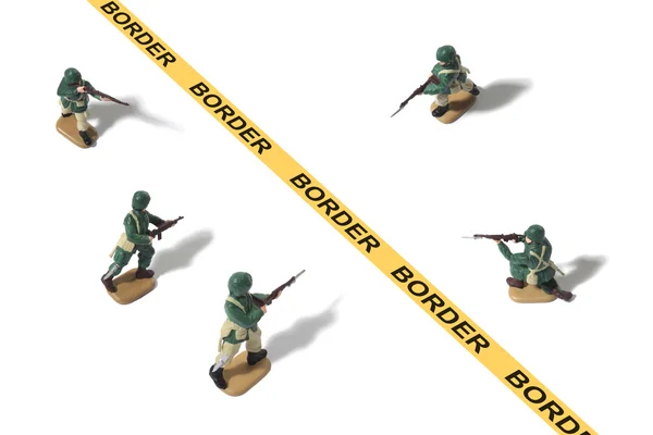 Homens do Exército de Brinquedo com Conflito numa Passagem de Fronteiras — Fotografia de Stock