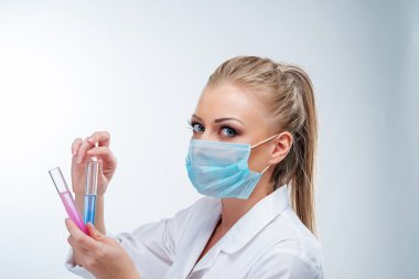 Çekici sarışın erkek doktor